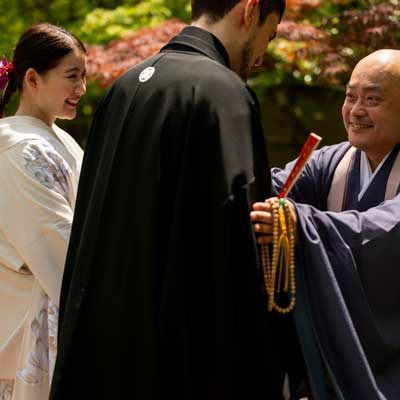 新郎新婦に寄り添うスタッフ